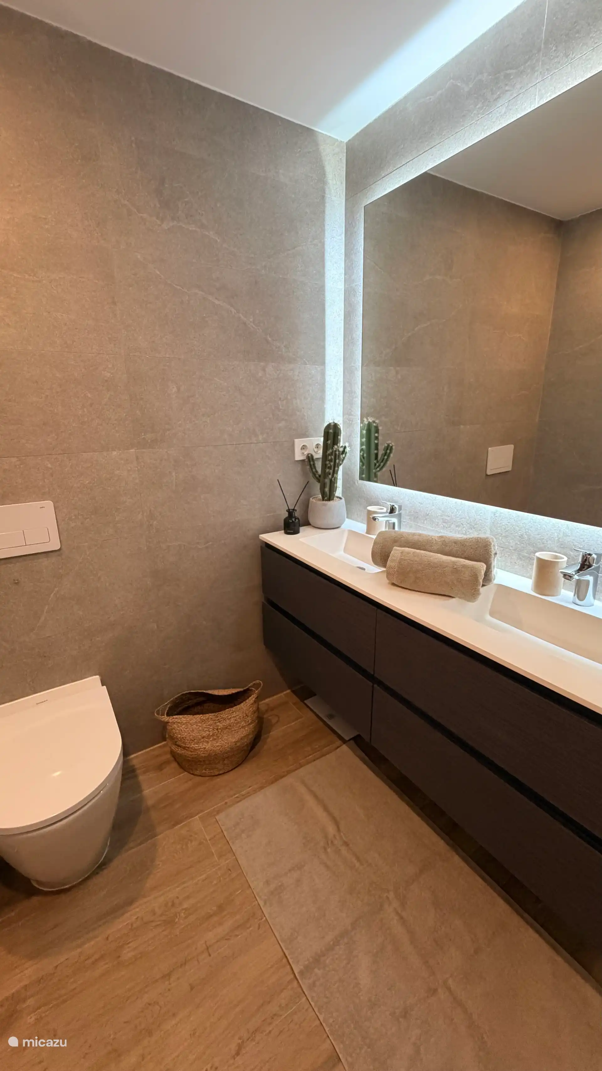 master bedroom bathroom