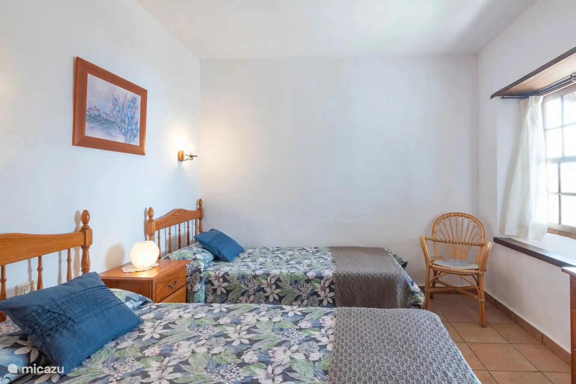 Ein weiterer Blick auf das Schlafzimmer, mit dem Holzfenster und dem durchgehenden Poyo unter der Fensterbank.