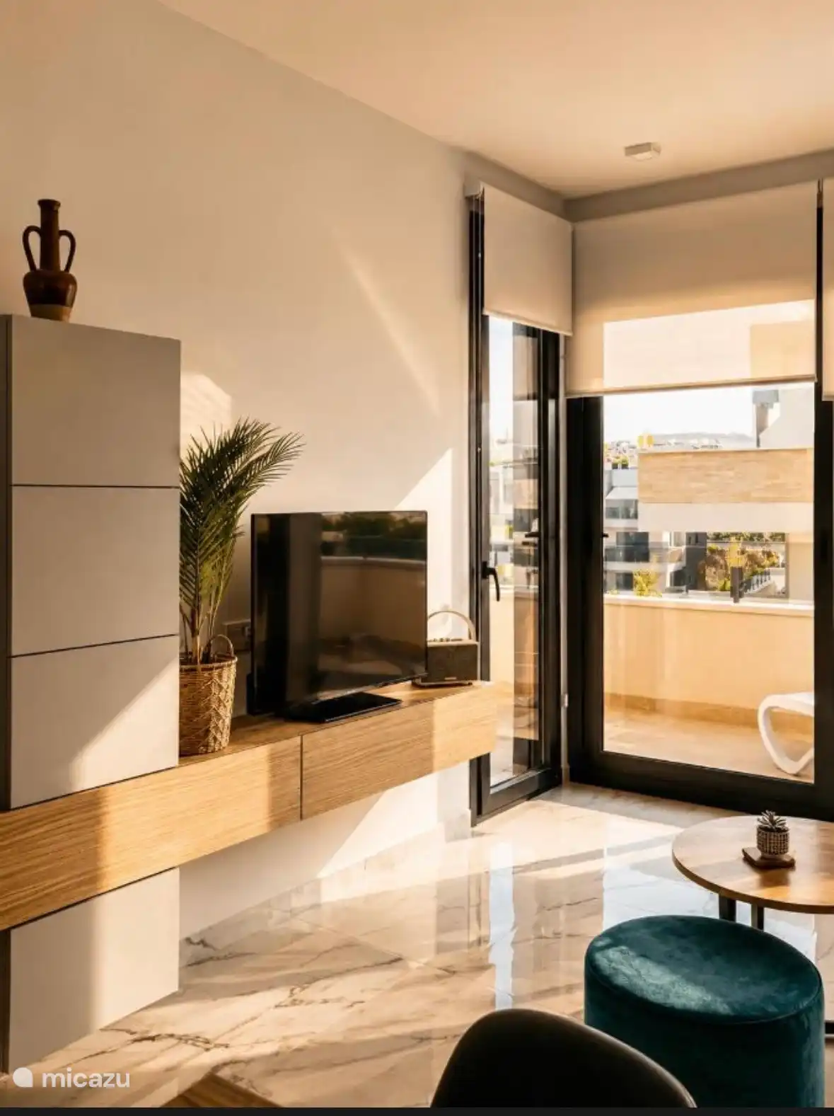Geräumiges Wohnzimmer mit Smart-TV