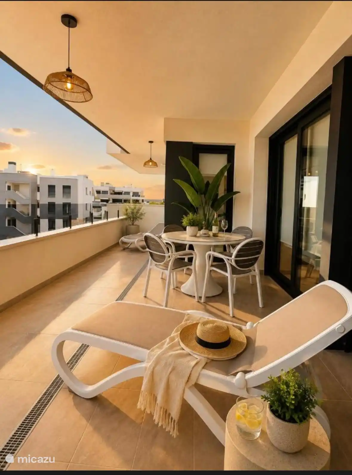 Große Terrasse mit Esstisch und Liegeplätzen