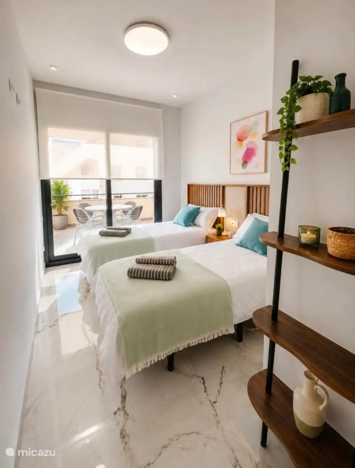 2. Schlafzimmer mit großen Schiebetüren