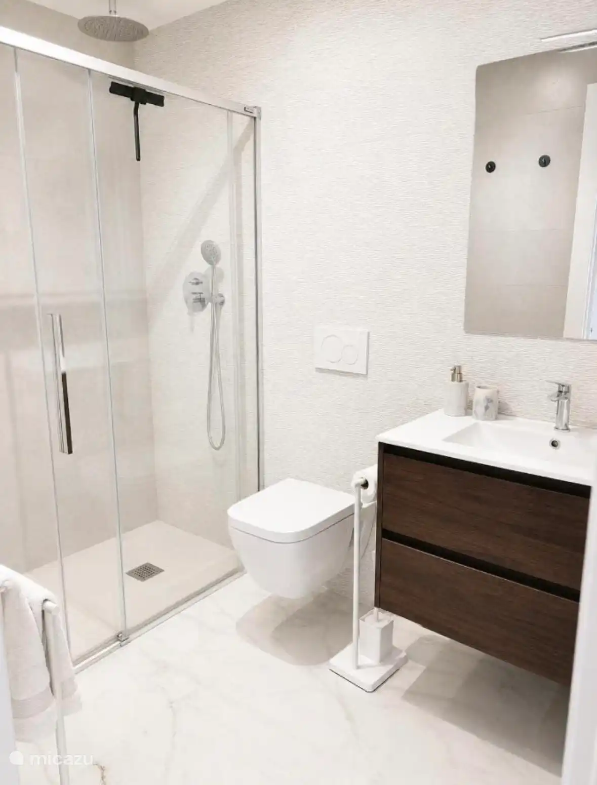 Badezimmer mit eigenem Bad im Hauptschlafzimmer