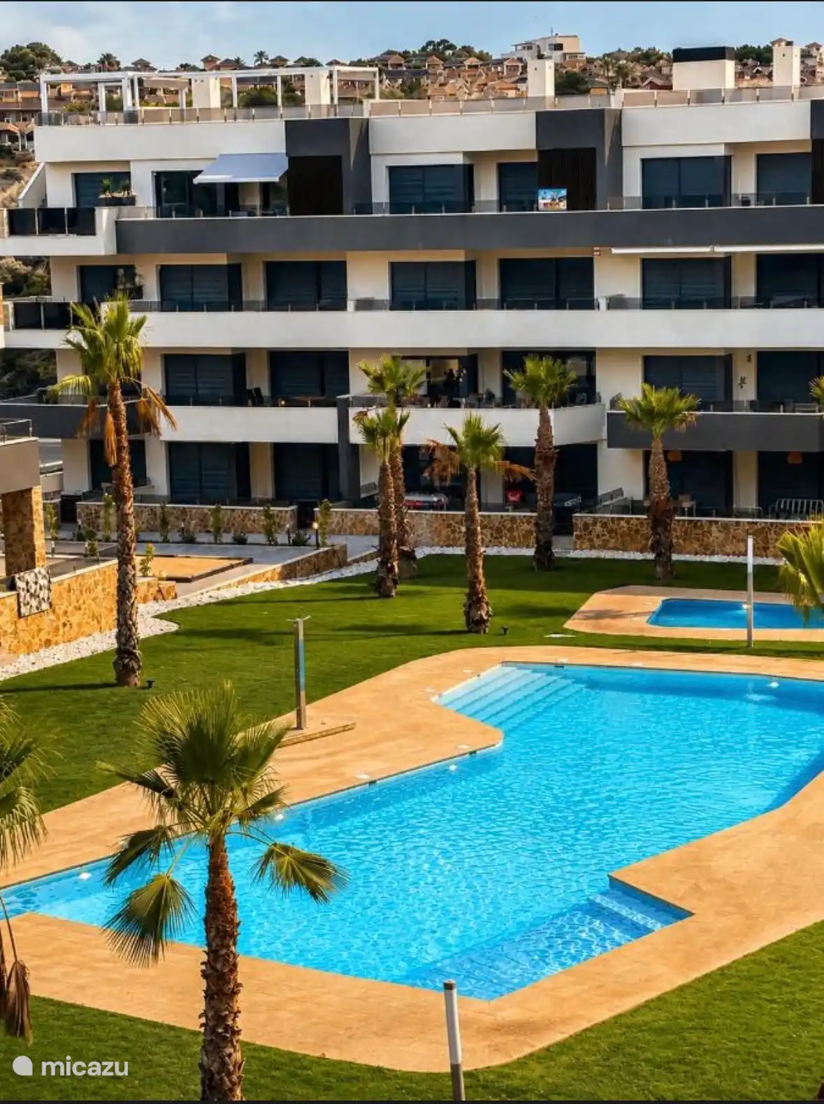 Mit Blick auf den Garten und großes Schwimmbecken