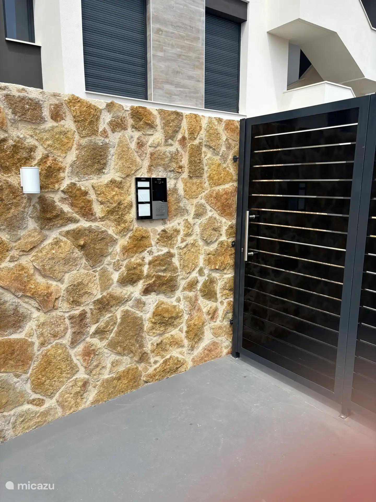 Entrada principal de la planta baja al complejo