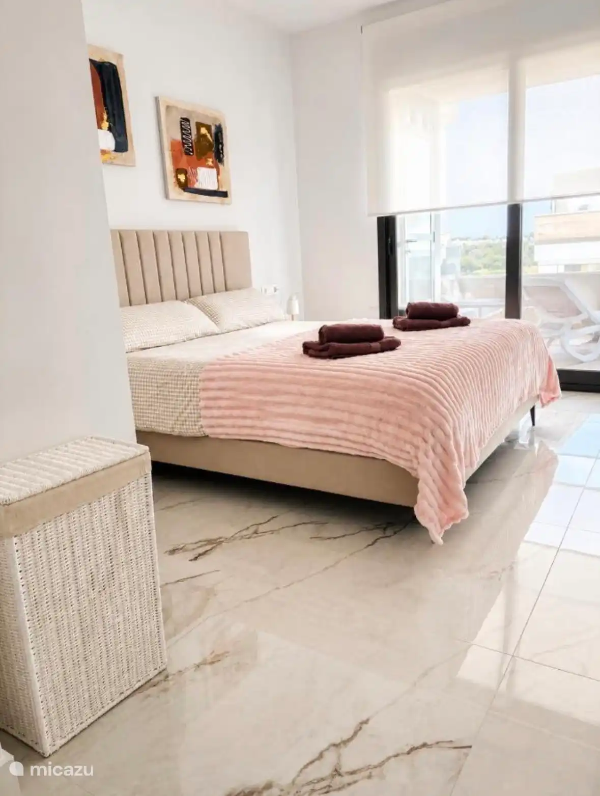 Hauptschlafzimmer mit großen Schiebetüren
