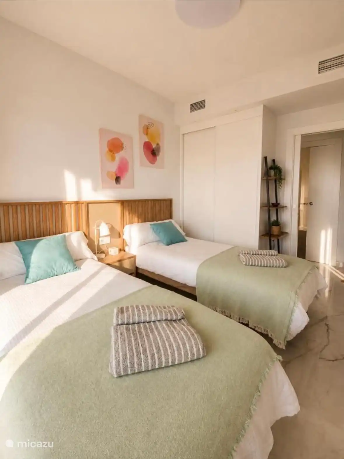 2. Schlafzimmer mit großem eingebautem Kleiderschrank