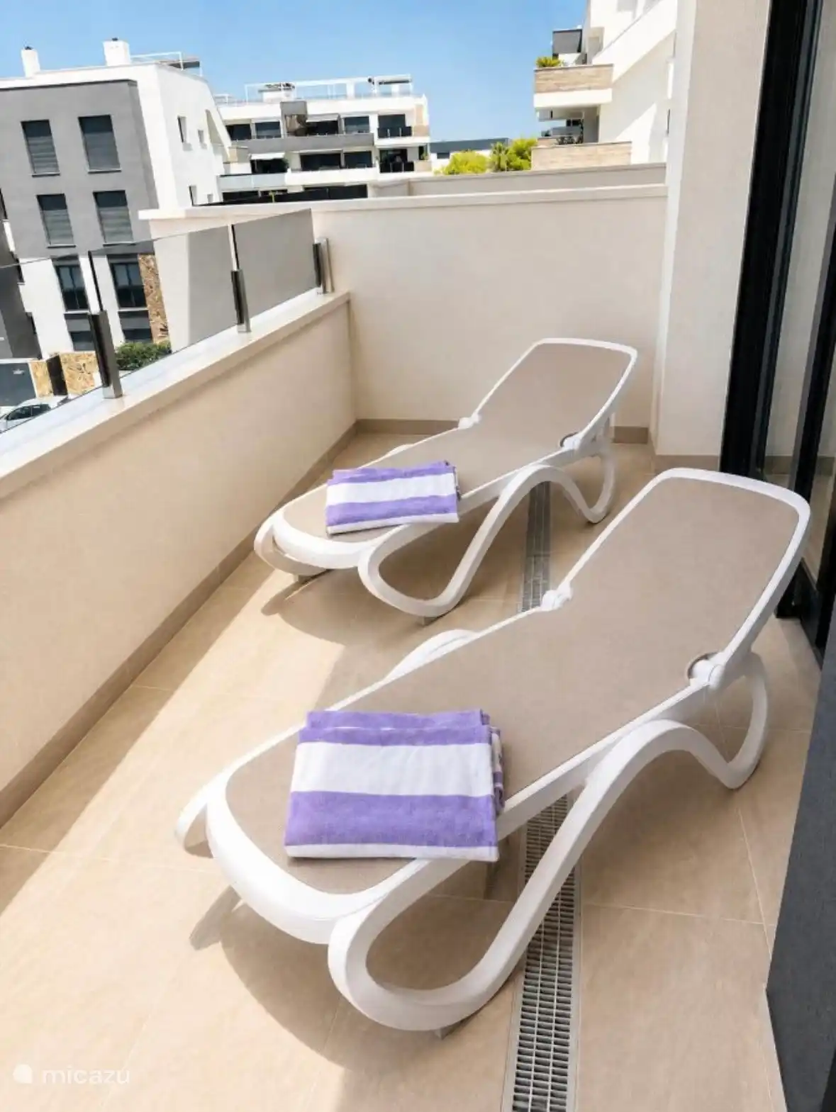 Luxus-Sonnenliege auf der Terrasse