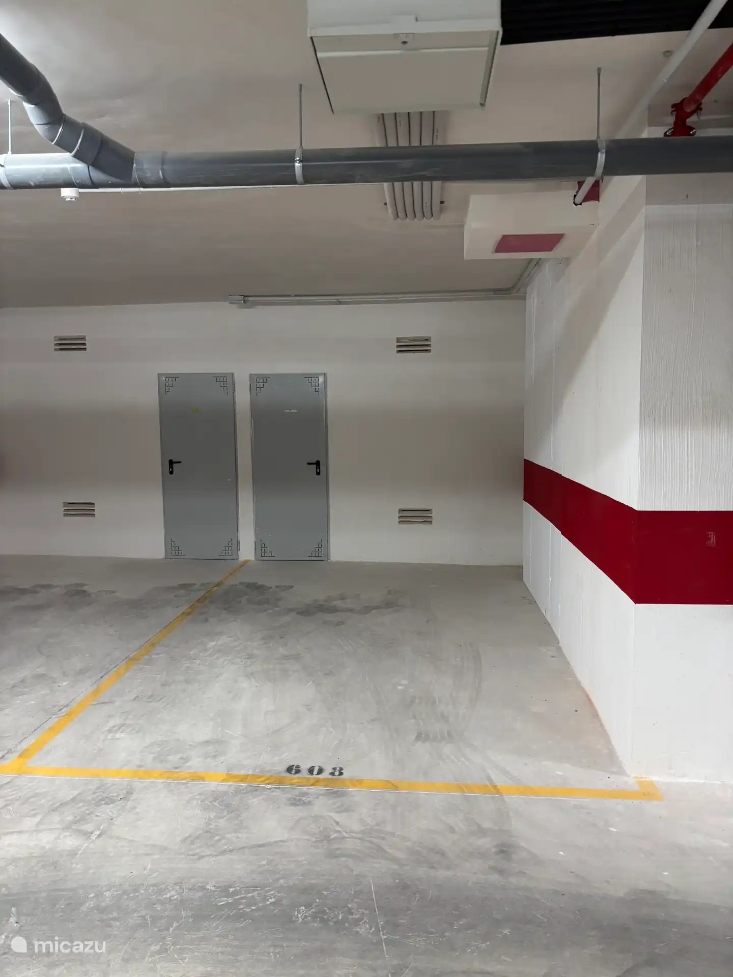 Eigener privater Parkplatz neben dem Aufzug
