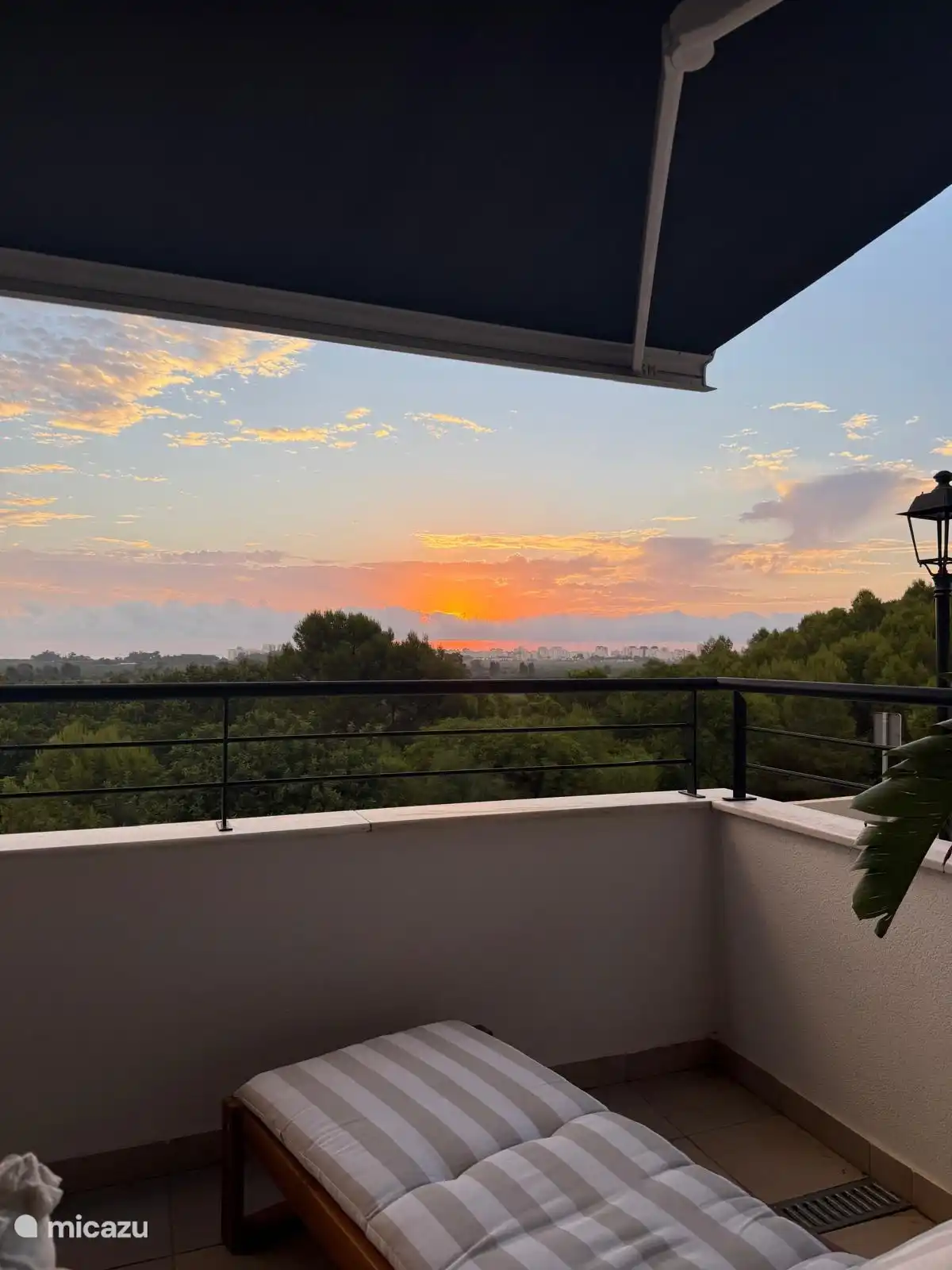 Zonsopkomst bewonderen vanuit je ligbed op het balkon.