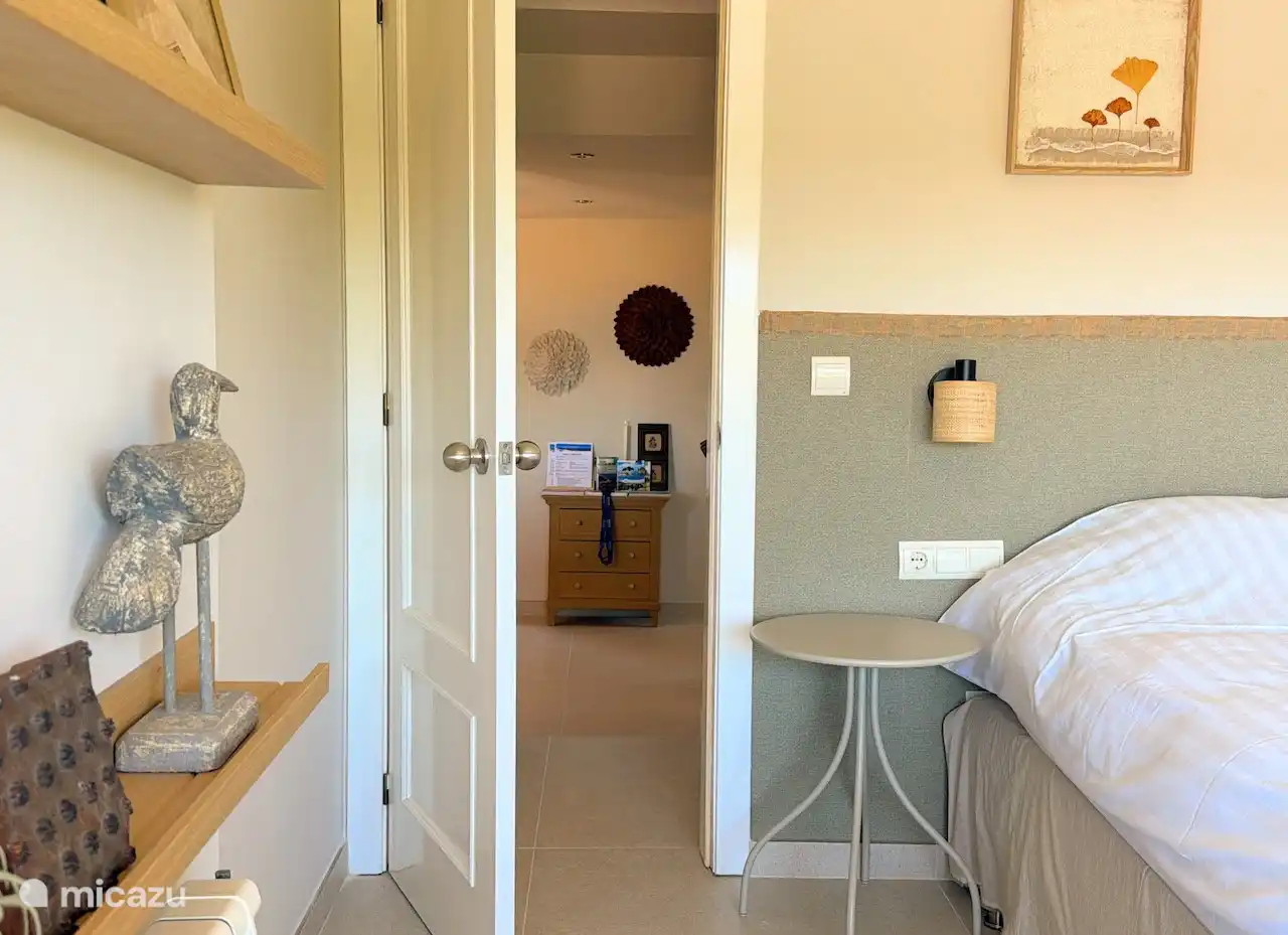 De mooie en vooral heel ruime master bedroom. Inbouwkasten en airco zijn hier aanwezig.