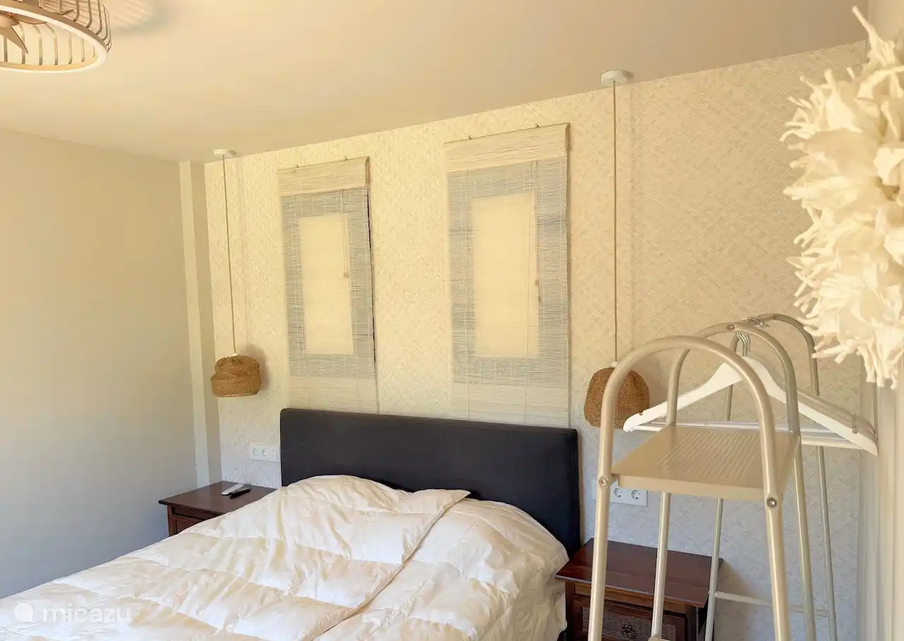 Sfeervol ingerichte slaapkamer met eigen terras.