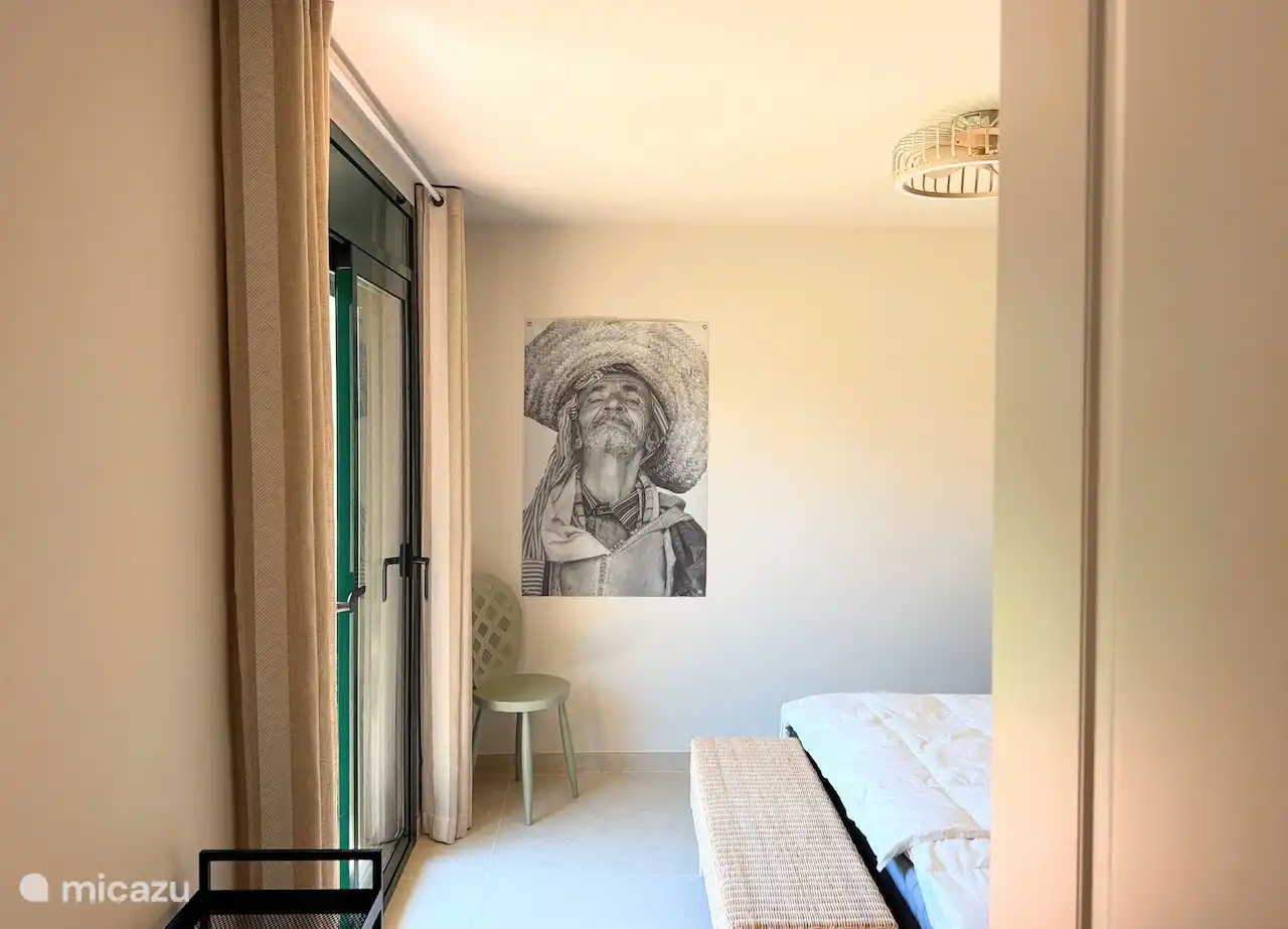 De derde slaapkamer met eigen terras bij de voortuin.
