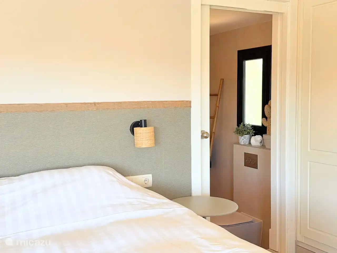 De master bedroom heeft een eigen badkamer.