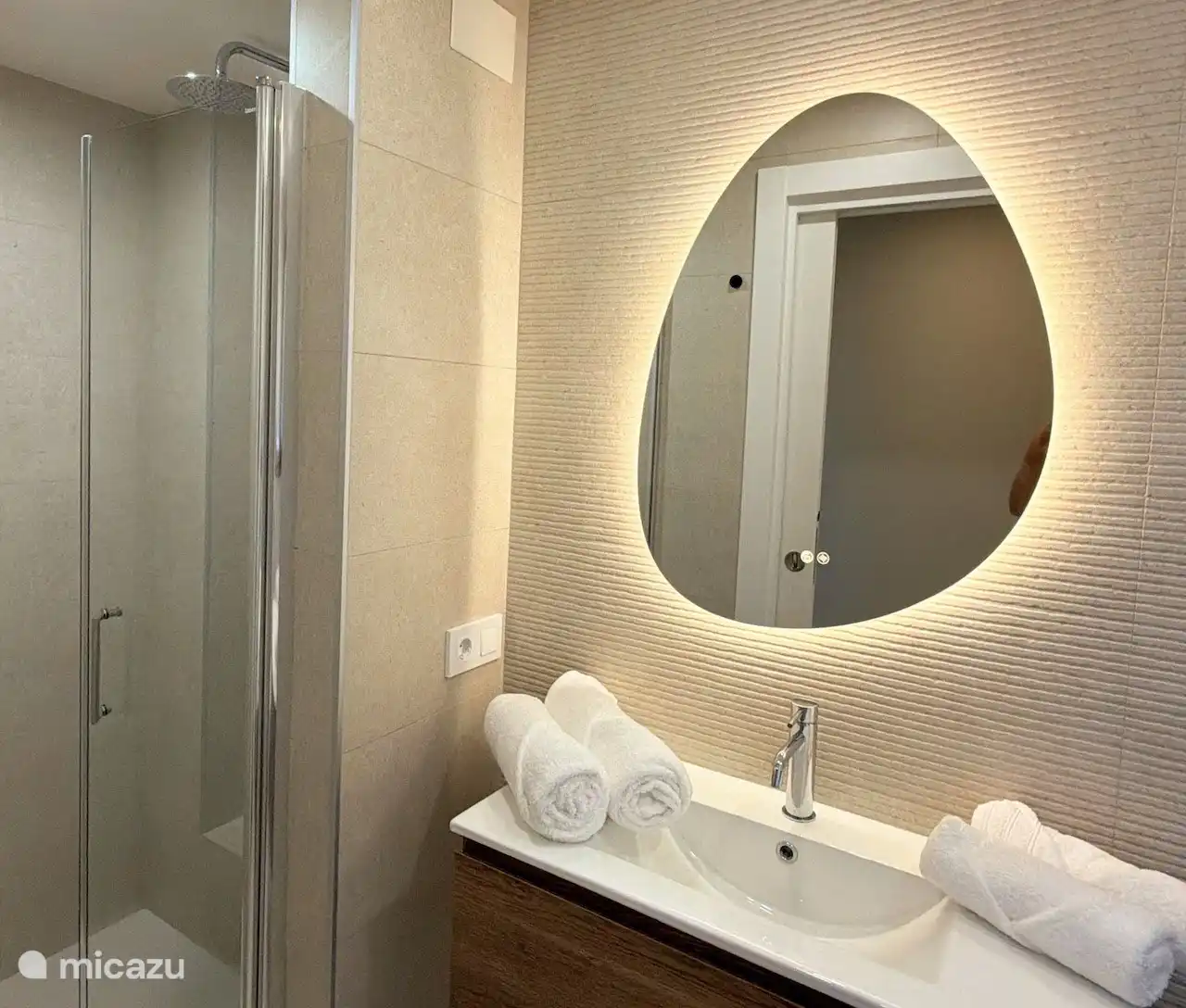 Deze badkamer is niet heel groot maar volledig nieuw met een heel fijne douche. Voldoende badlinnen ligt bij aankomst voor je klaar.