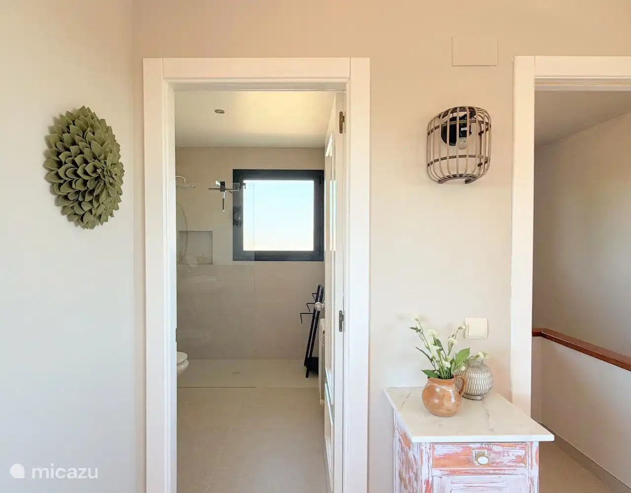 Deze slaapkamer heeft een eigen ruime badkamer.