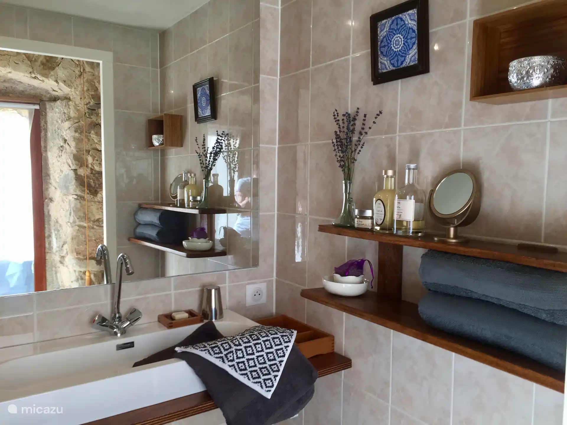 Ruime, nette badkamer met grote wastafel