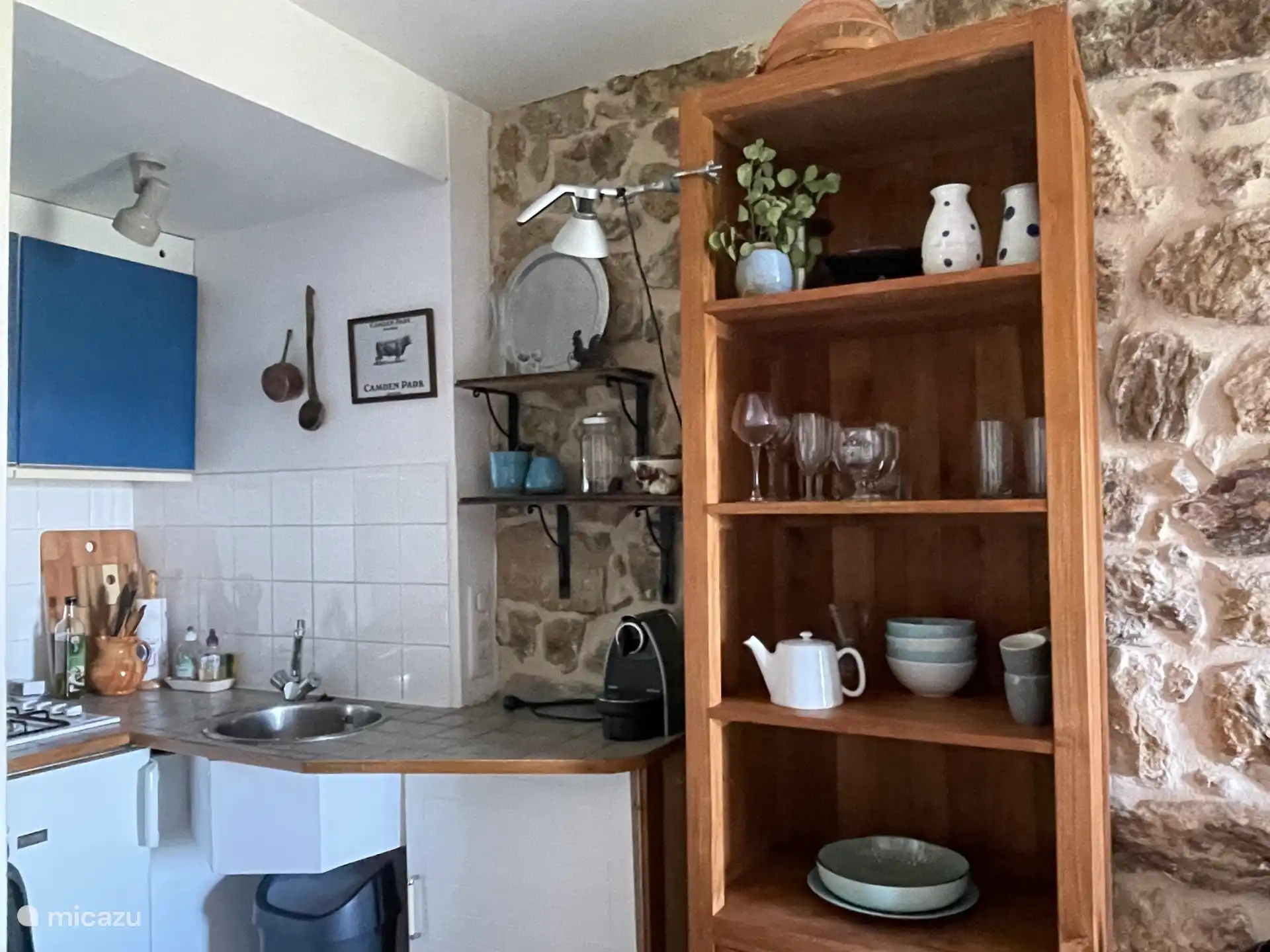 De kleine keuken is compleet ingericht. Alles is aanwezig om te koken