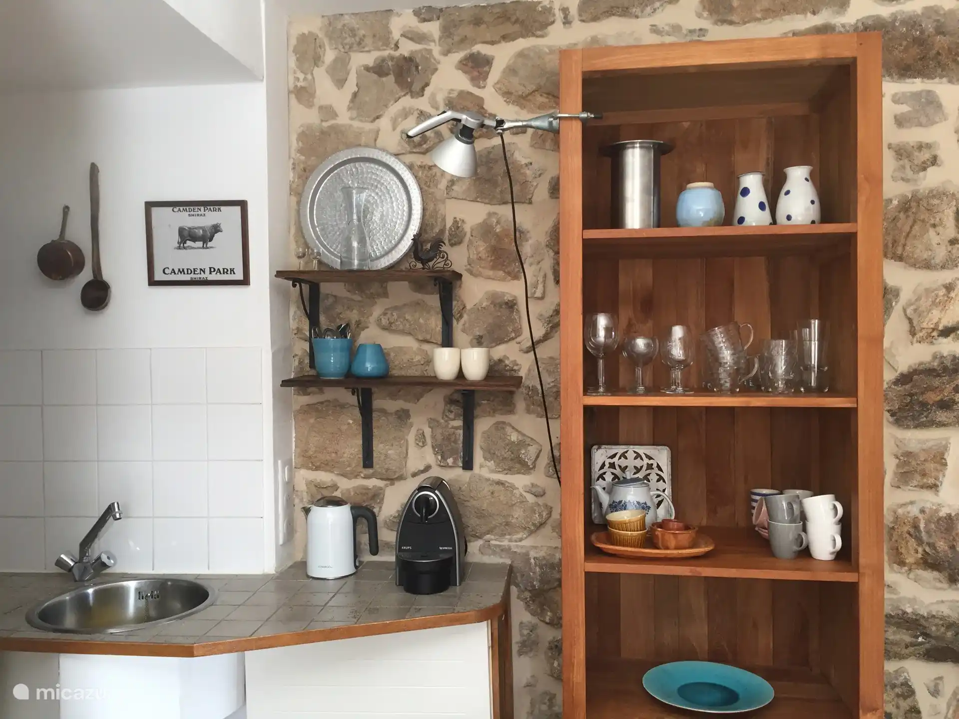 Houten servieskast bij de keuken