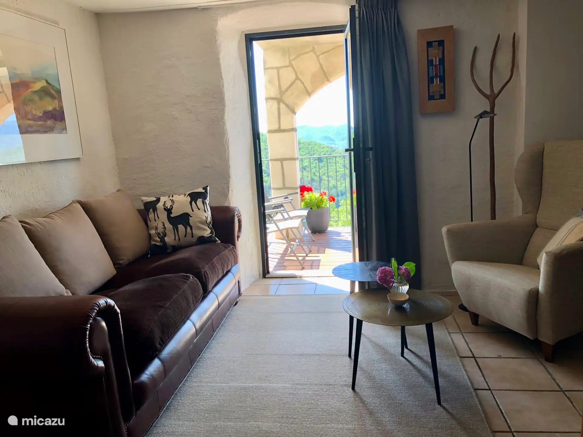 Vanuit de woonkamer loop je direct het balkon op