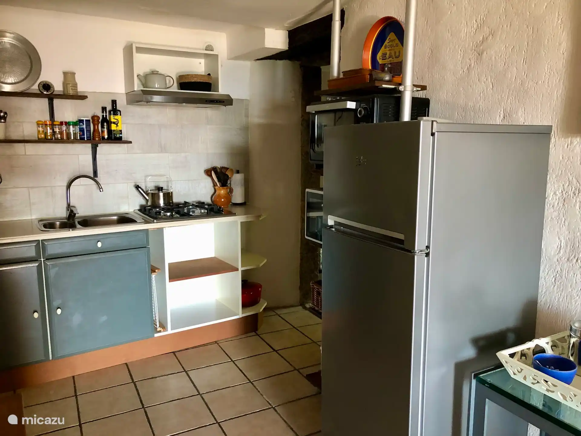 De compleet ingerichte keuken met oven en magnetron