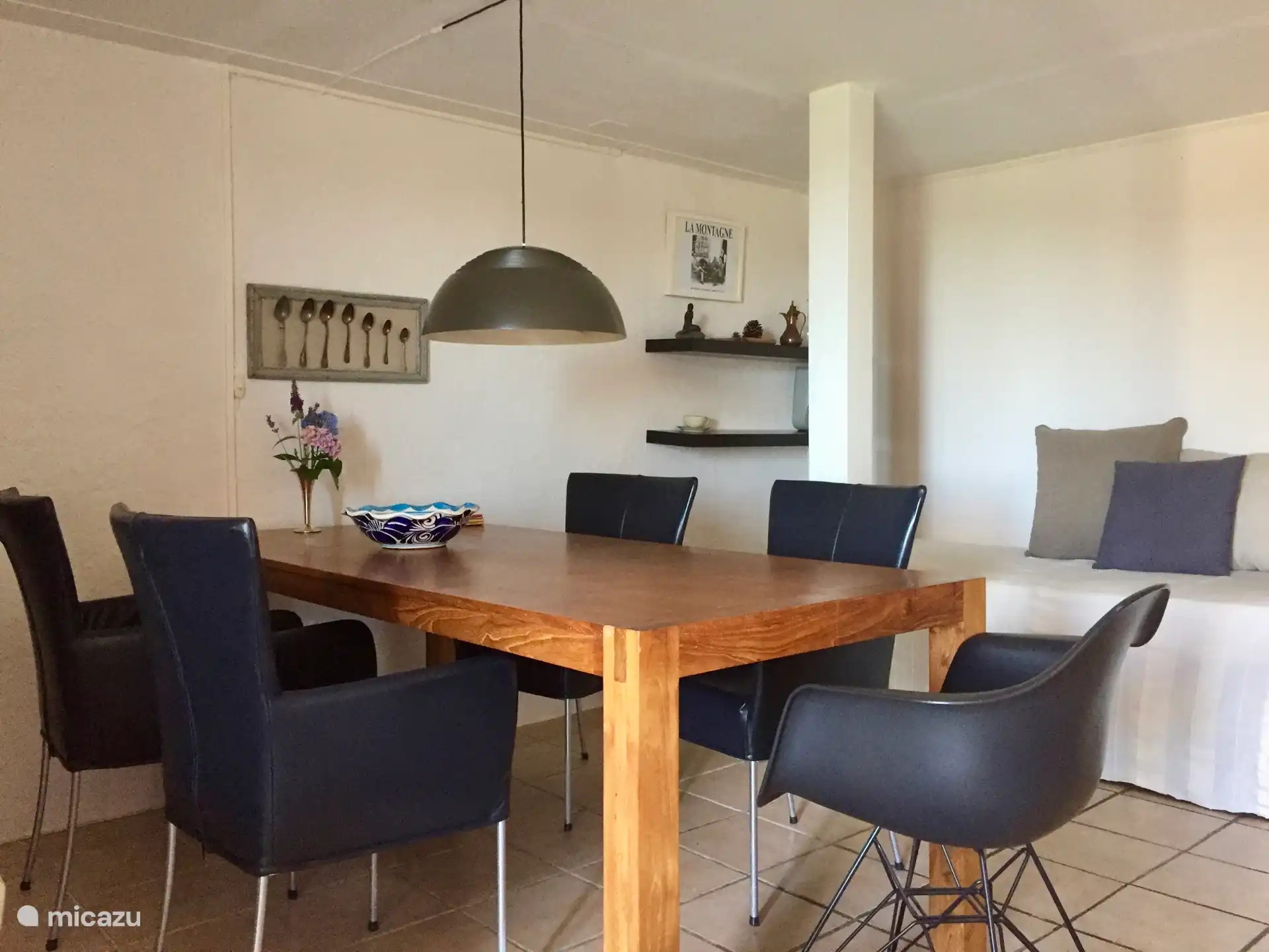 Een ruime houten eettafel 