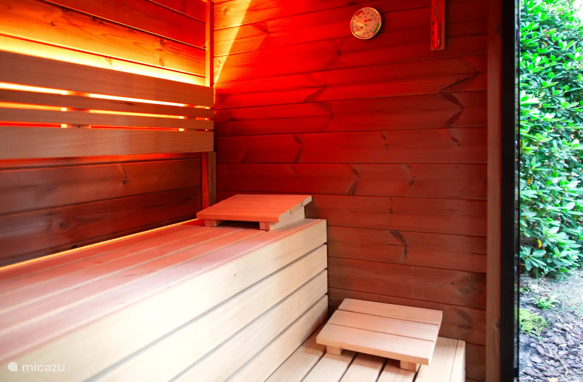 Binnenkant Finse sauna met temperatuurmeter, zandloper en ledverlichting met afstandbediening