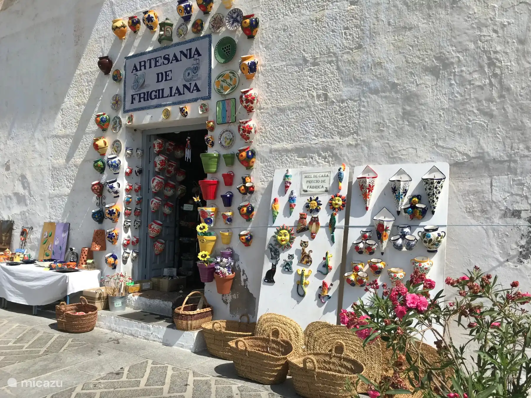 En Frigiliana encontrarás tiendas agradables, buenos restaurantes y pequeñas plazas con acogedoras terrazas. También hay un supermercado, una panadería y una gasolinera.