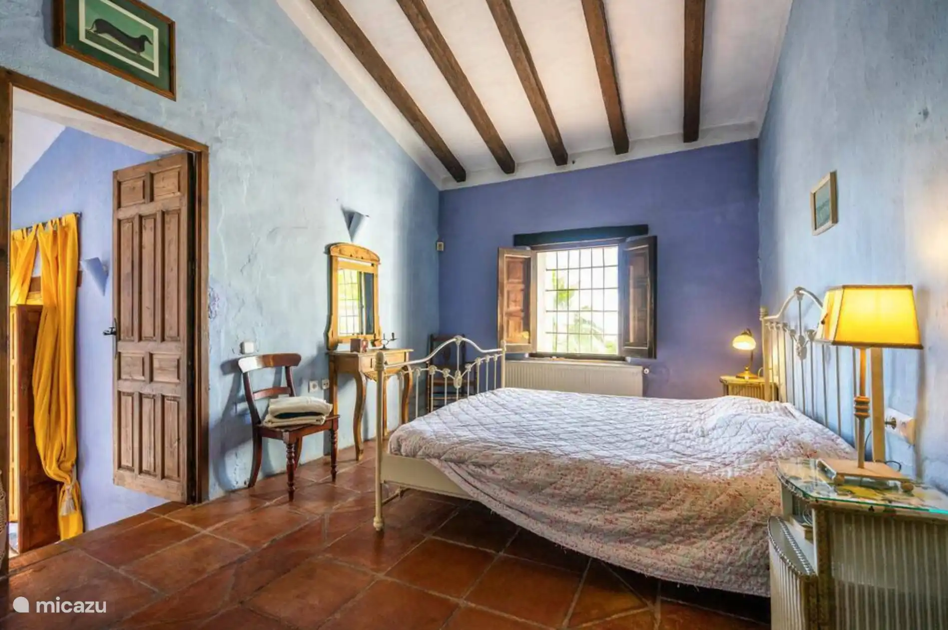 Dormitorio con cama matrimonial.
