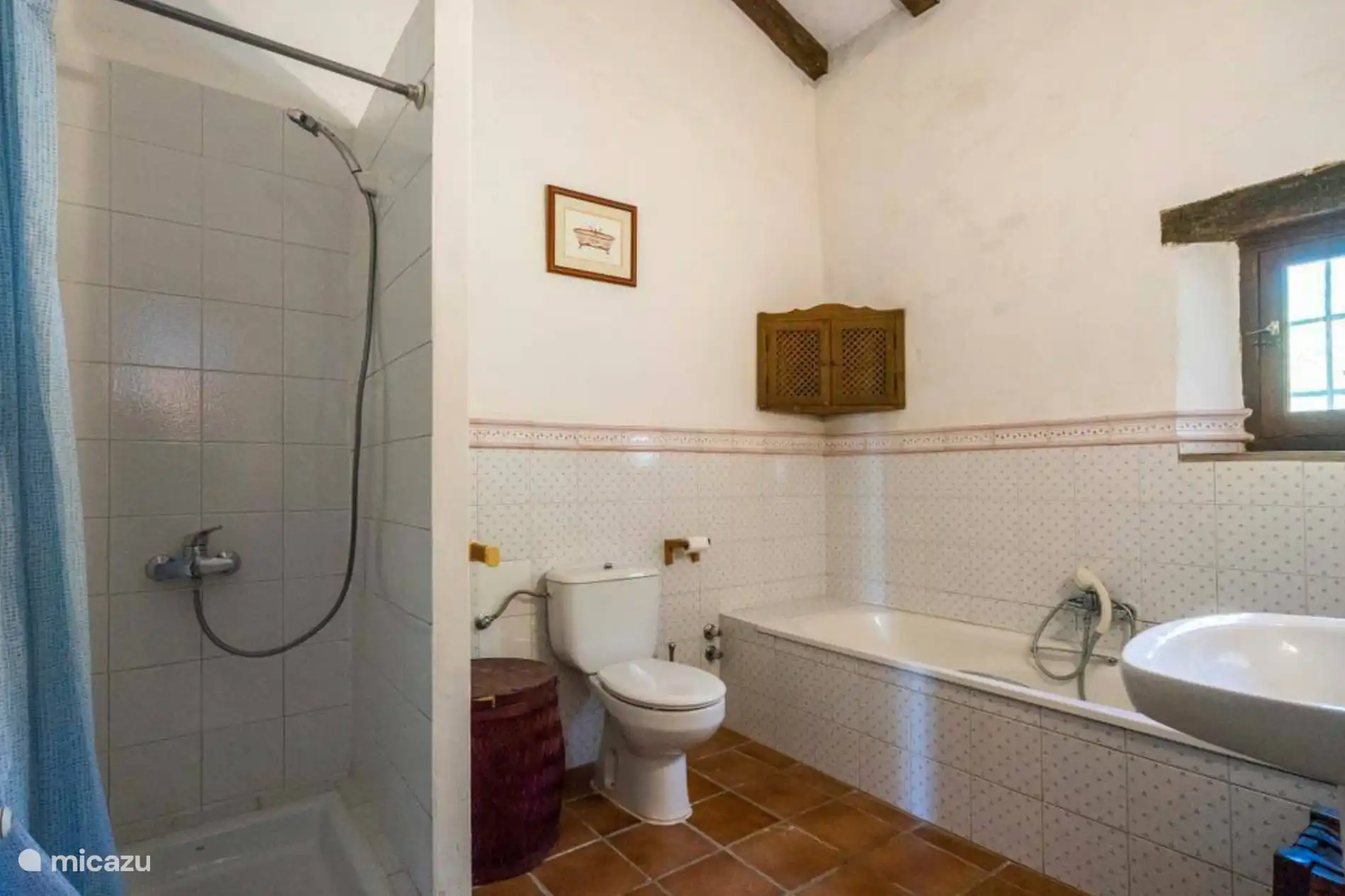 Baño con bañera y ducha.