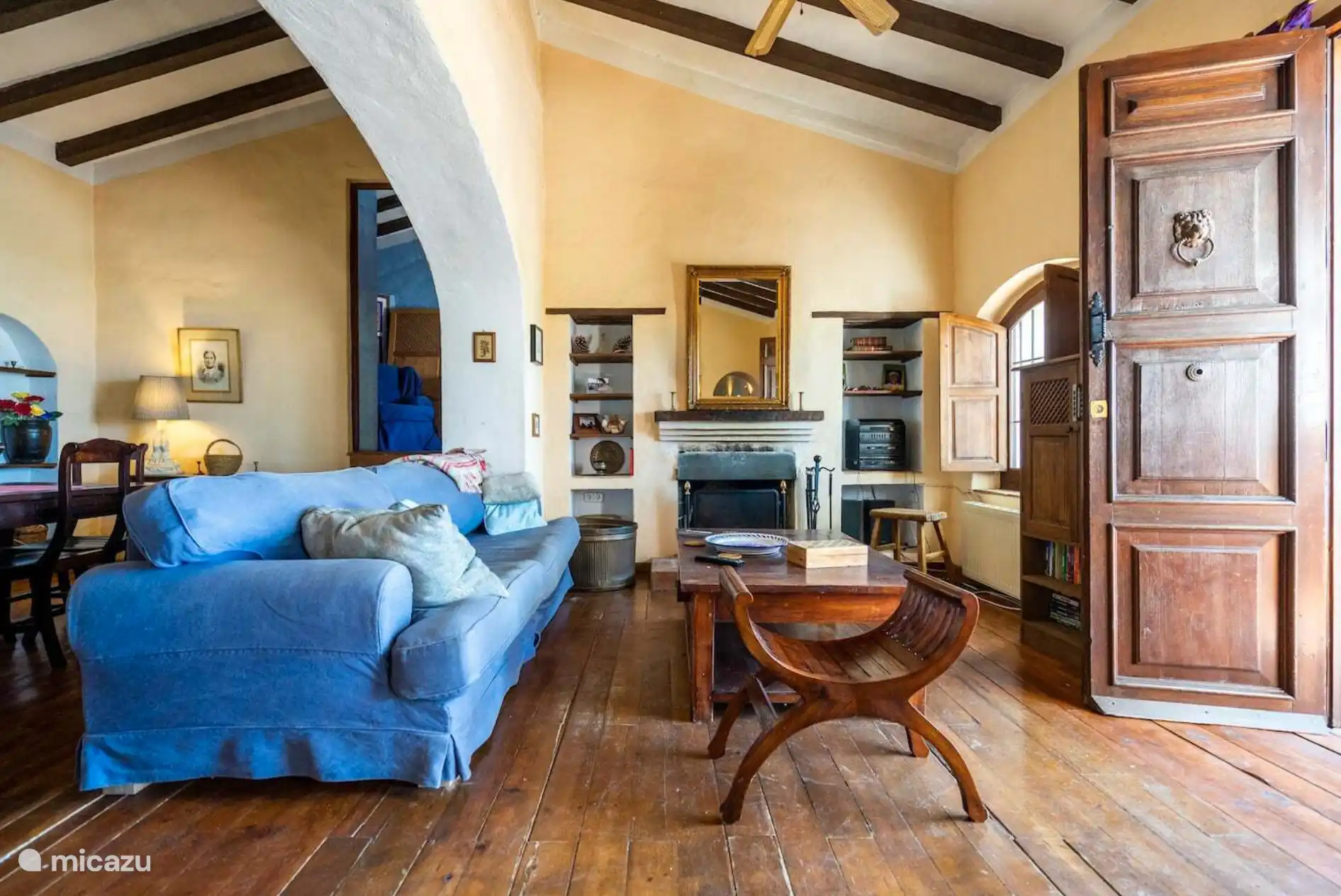 El espacioso salón está decorado de forma atractiva.