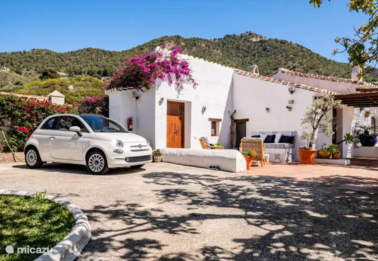 Una casa de vacaciones independiente con piscina privada.