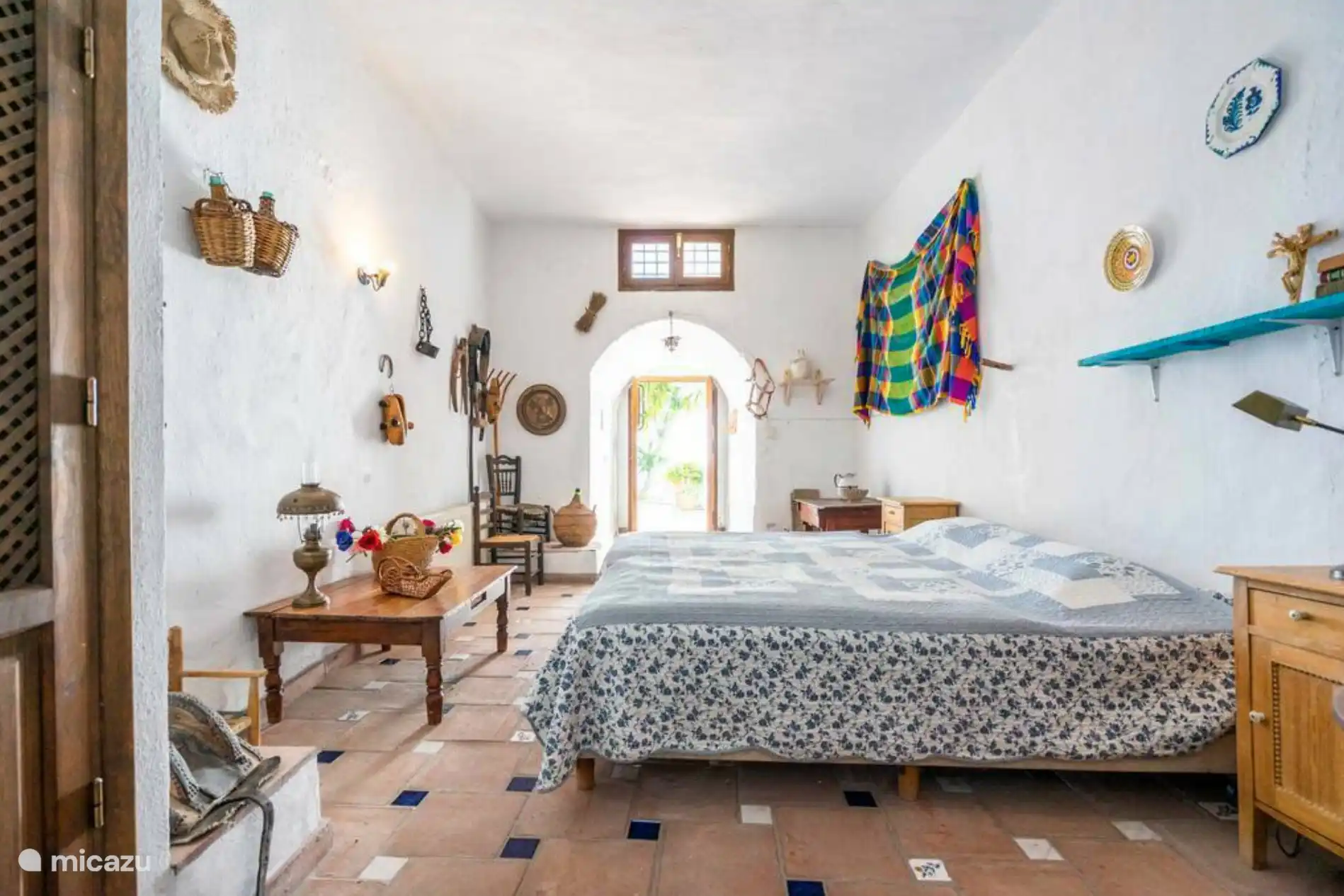 Dormitorio con cama matrimonial.
