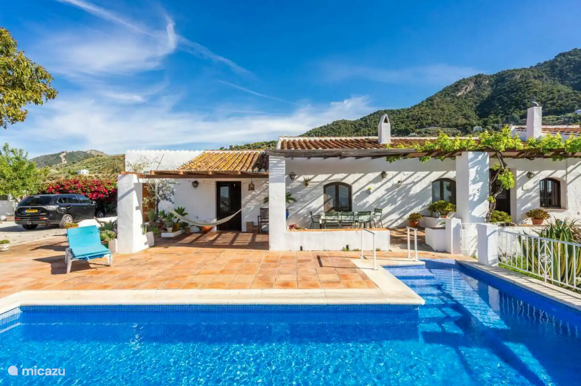 Delante de toda la villa hay una terraza parcialmente cubierta con zona de comedor de teca.
