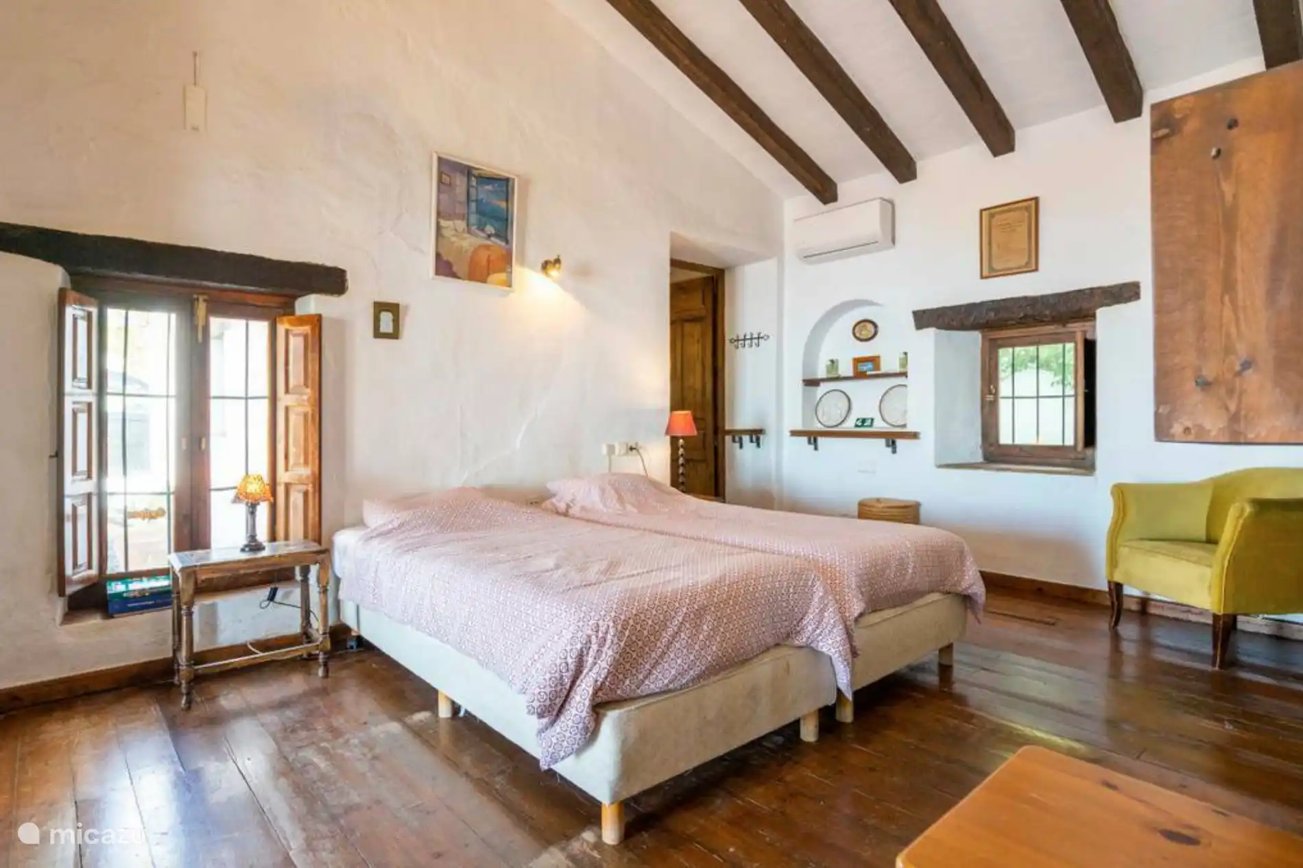 Dormitorio con aire acondicionado.