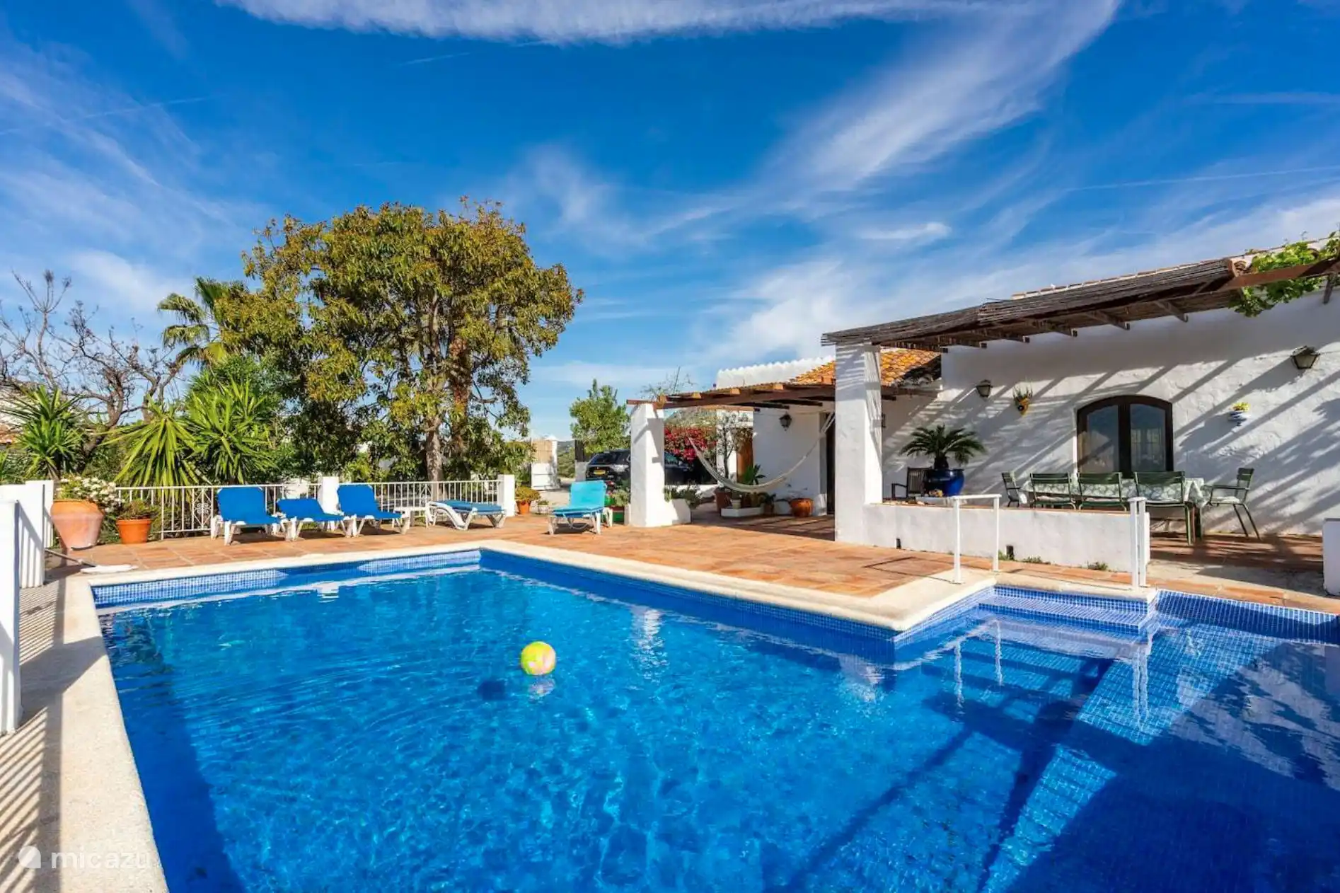 Esta villa cuenta con una amplia piscina en el jardín y una hermosa terraza cubierta.