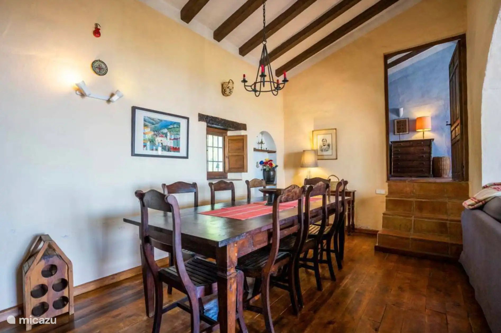 La amplia cocina cuenta con un gran comedor de madera.
