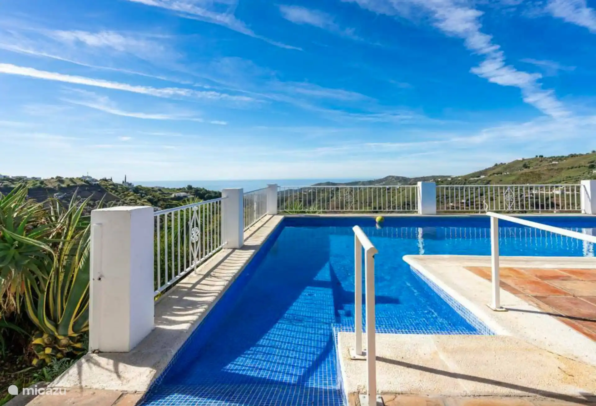 Vista al mar desde tu piscina.