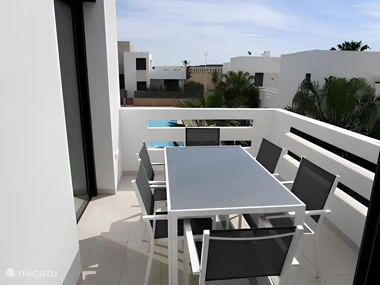terraza de desayuno junto al dormitorio 1 con vistas a la piscina