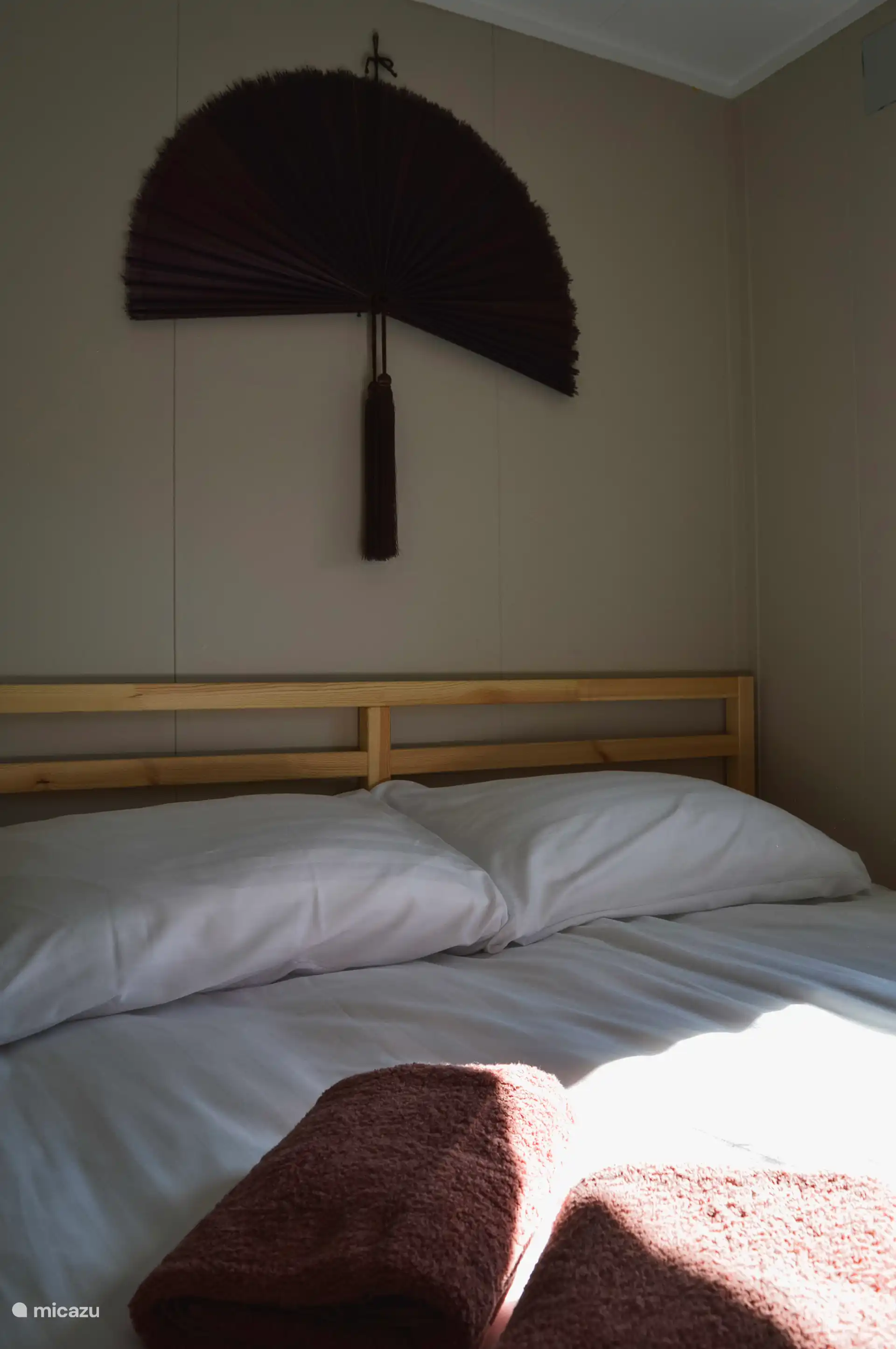 In deze slaapkamer staat het twee persoons bed, met een heerlijk matras. 