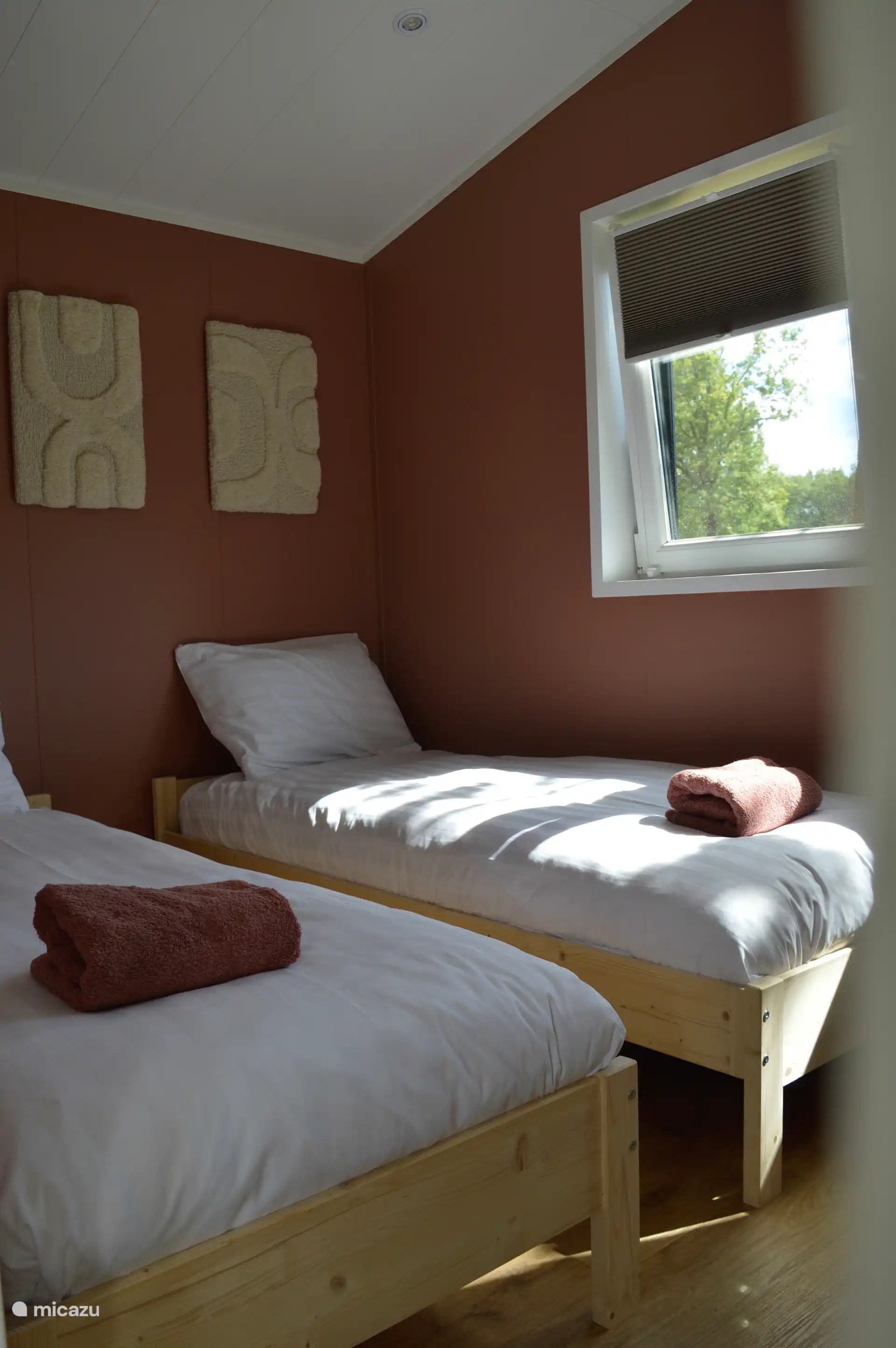 In deze slaapkamer vind je twee 1 persoons bedden. Je kunt ze gemakkelijk tegen elkaar aan schuiven. De bedden zijn uiteraard opgemaakt.

Tevens bevind zich hier een grote kast.