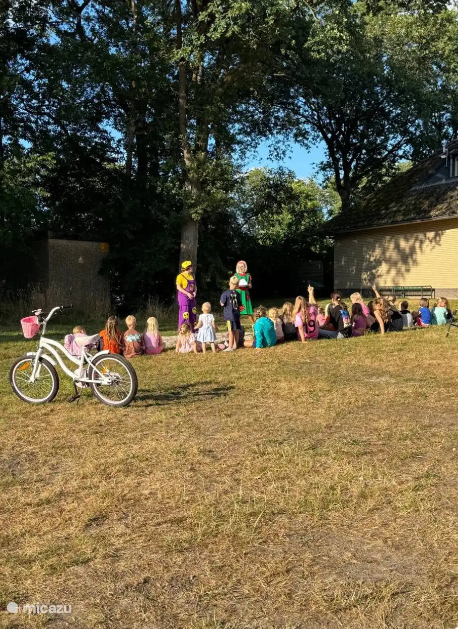 Tijdens de vakanties is er een animatieteam. Elke morgen rond 10:15 begint de knutsel club. Savonds zijn er andere leuke (kinder) activiteiten. Zoals pizza maken, of een bingo met leuke prijzen. 