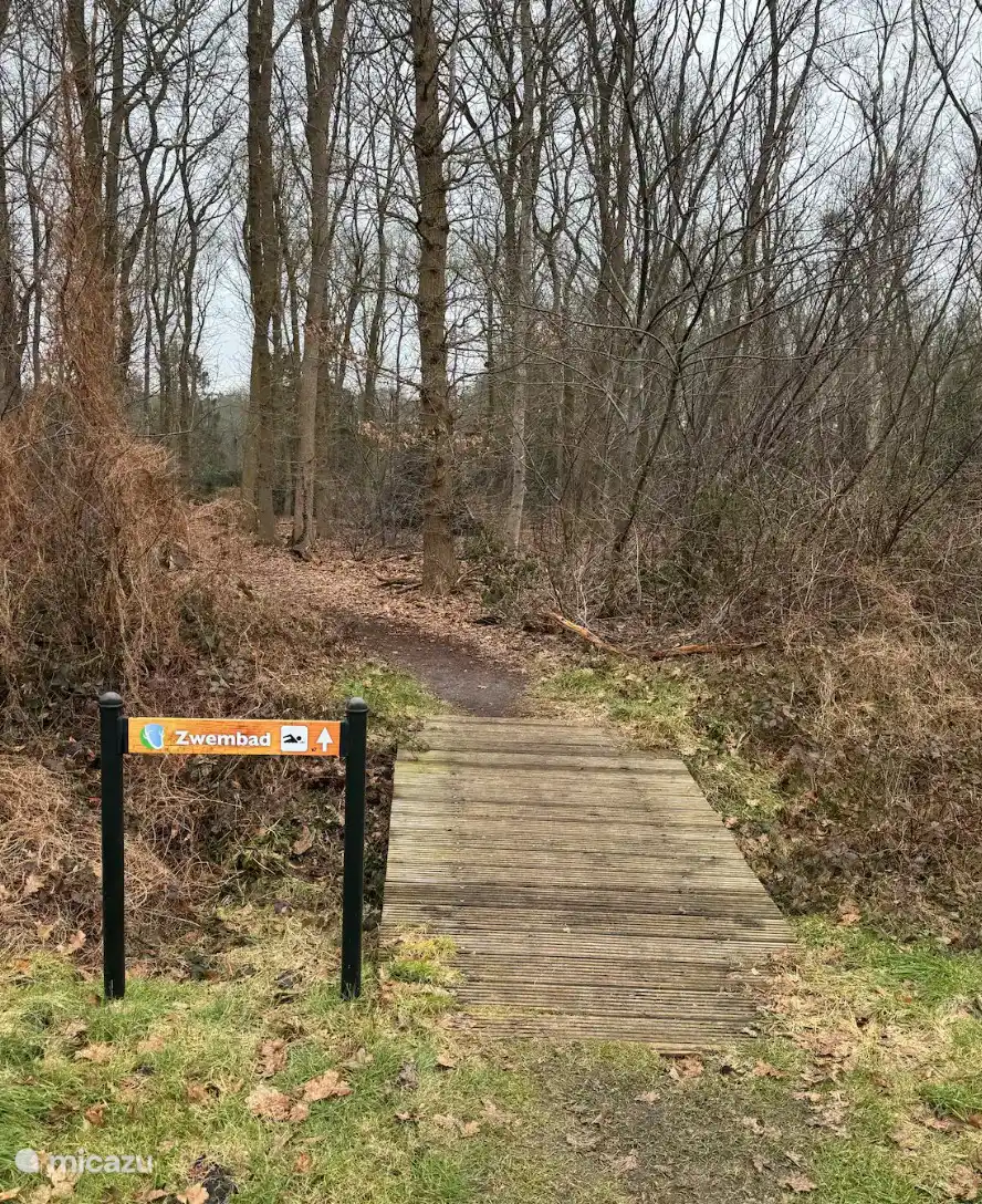 Het zwembad is ongeveer 5 minuten lopen. Bij de paardenbakken een klein stukje door het bos. 