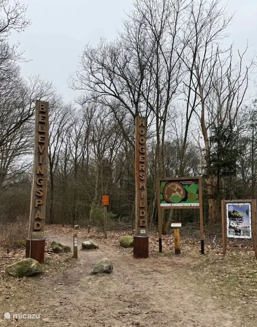 Wanneer je het park verlaat ga je linksaf. Na een paar honderd meter aan je linkerhand vind je het belevings pad. 