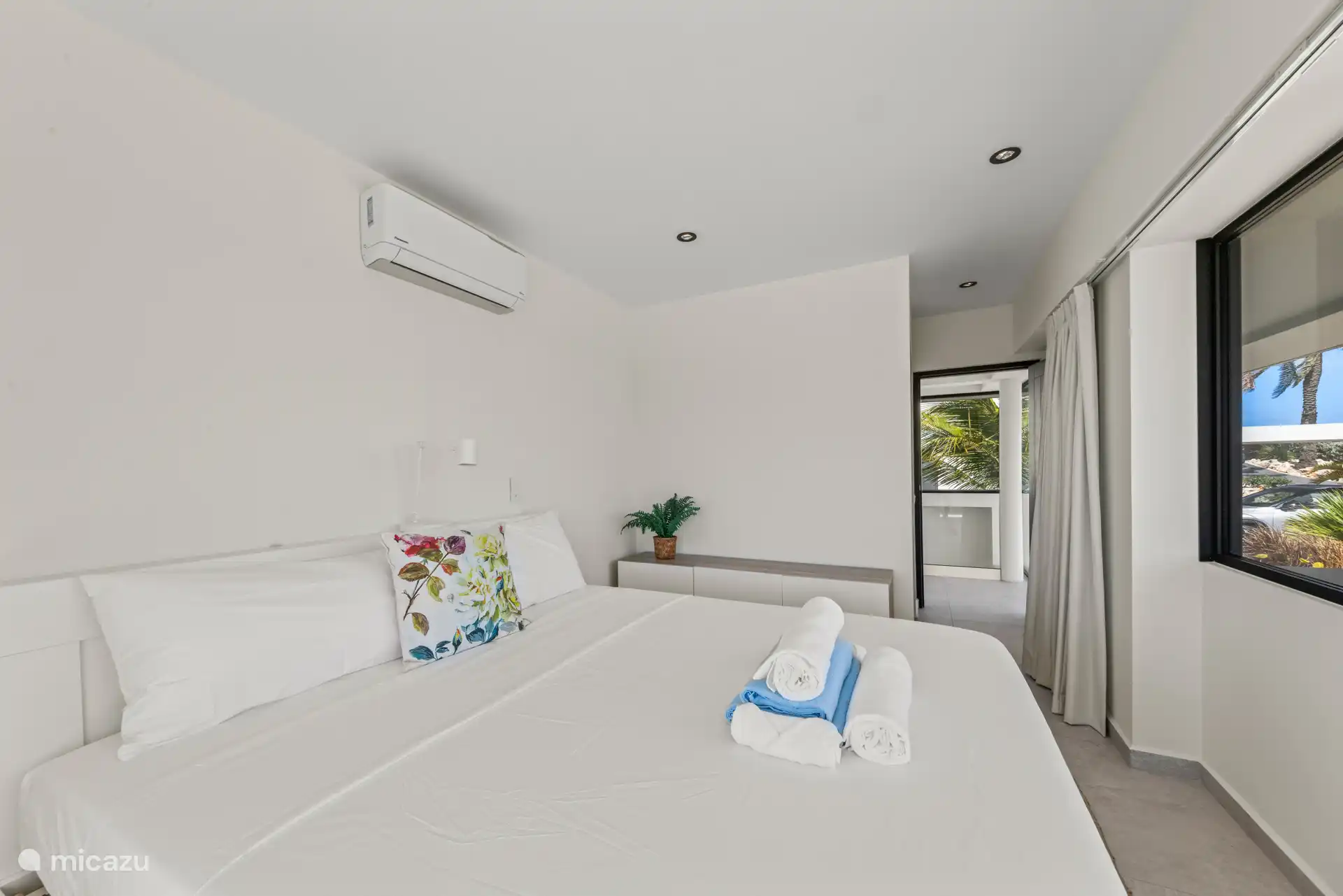 Im Obergeschoss befinden sich drei luxuriöse Schlafzimmer, jedes mit eigenem Badezimmer und Zugang zu einem geräumigen Balkon.
