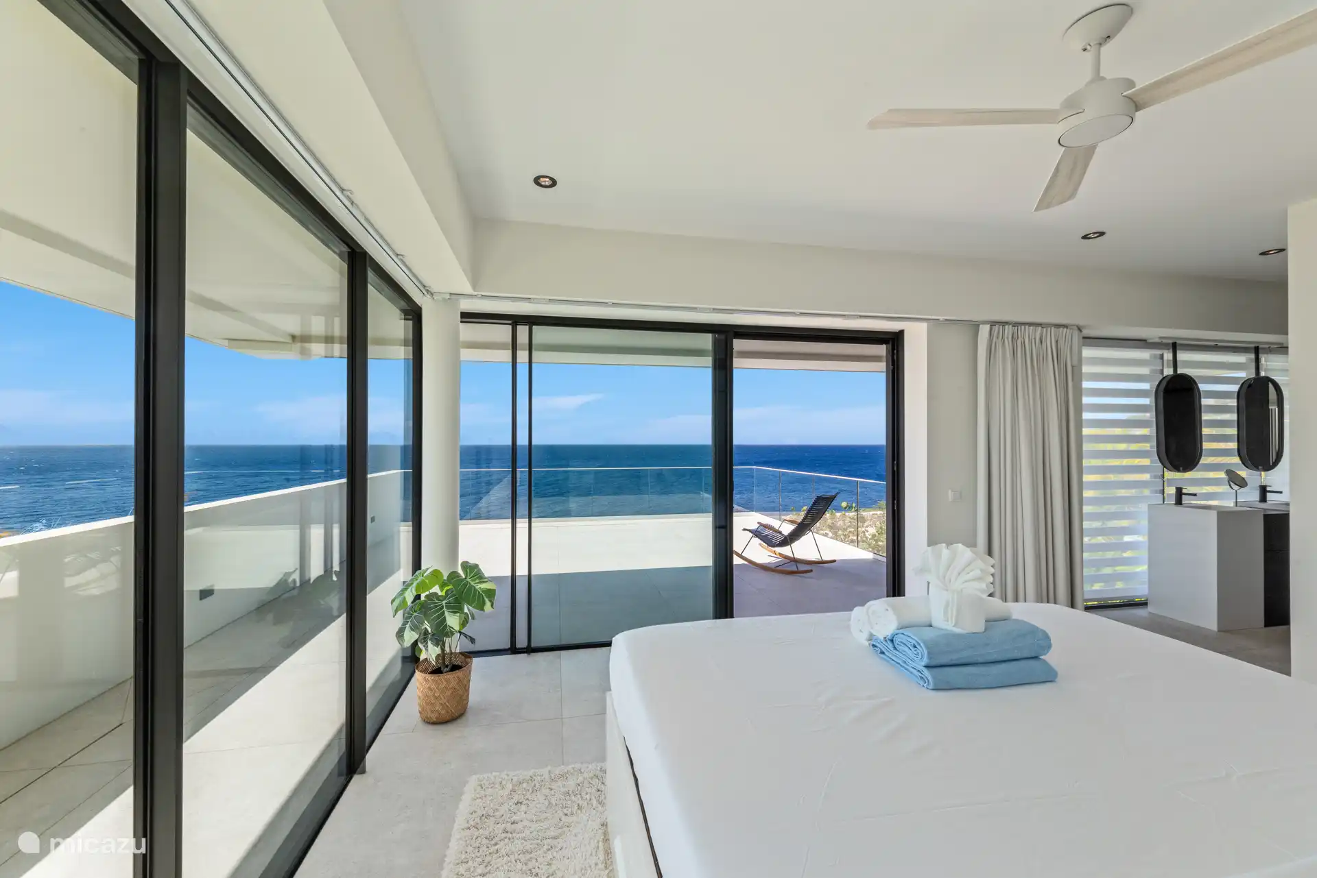 Im Obergeschoss gibt es drei luxuriöse Schlafzimmer, jedes mit eigenem Bad und Zugang zu einem geräumigen Balkon, auf dem man jeden Morgen mit beeindruckendem Meerblick aufwacht.