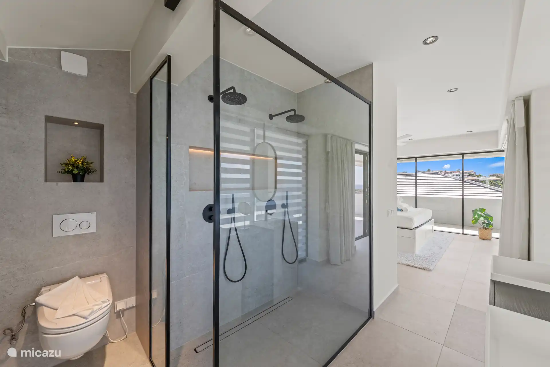 Die Master Suite ist eine Oase der Ruhe mit einem Kingsize-Bett und einem großzügigen Badezimmer.