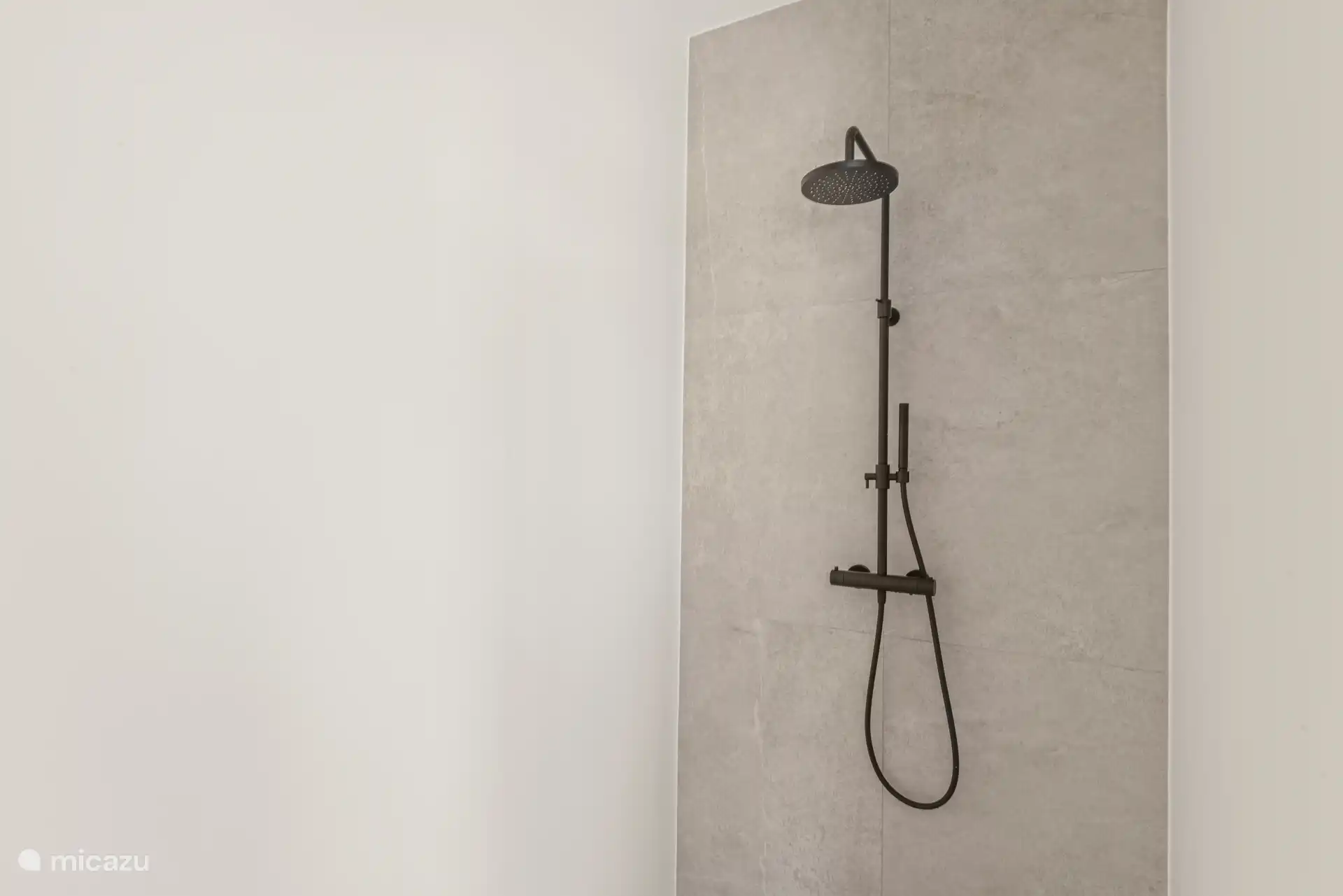 Badezimmer 4 im Erdgeschoss, mit Waschbecken und Dusche. Die Toilette ist getrennt vom Wohnzimmer für Schlafzimmer 4.