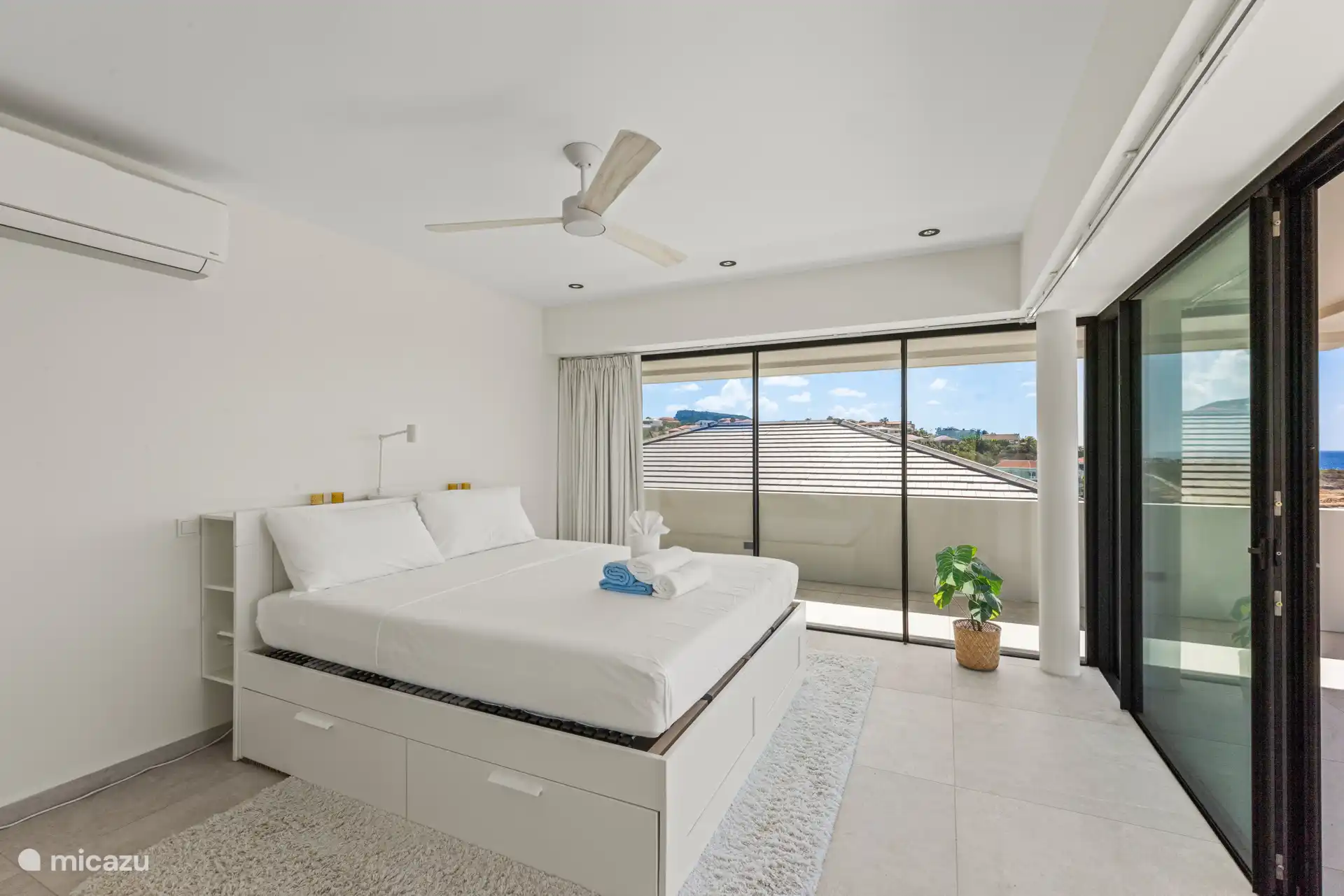 Im Obergeschoss gibt es drei luxuriöse Schlafzimmer, jedes mit eigenem Bad und Zugang zu einem geräumigen Balkon, auf dem man jeden Morgen mit beeindruckendem Meerblick aufwacht.