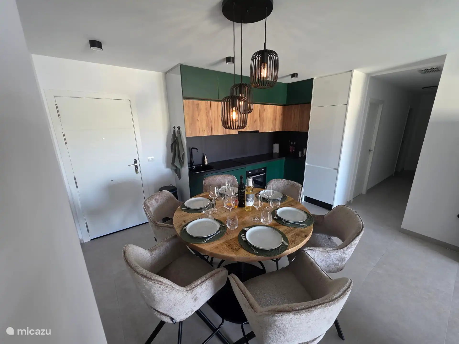 Eettafel en keuken