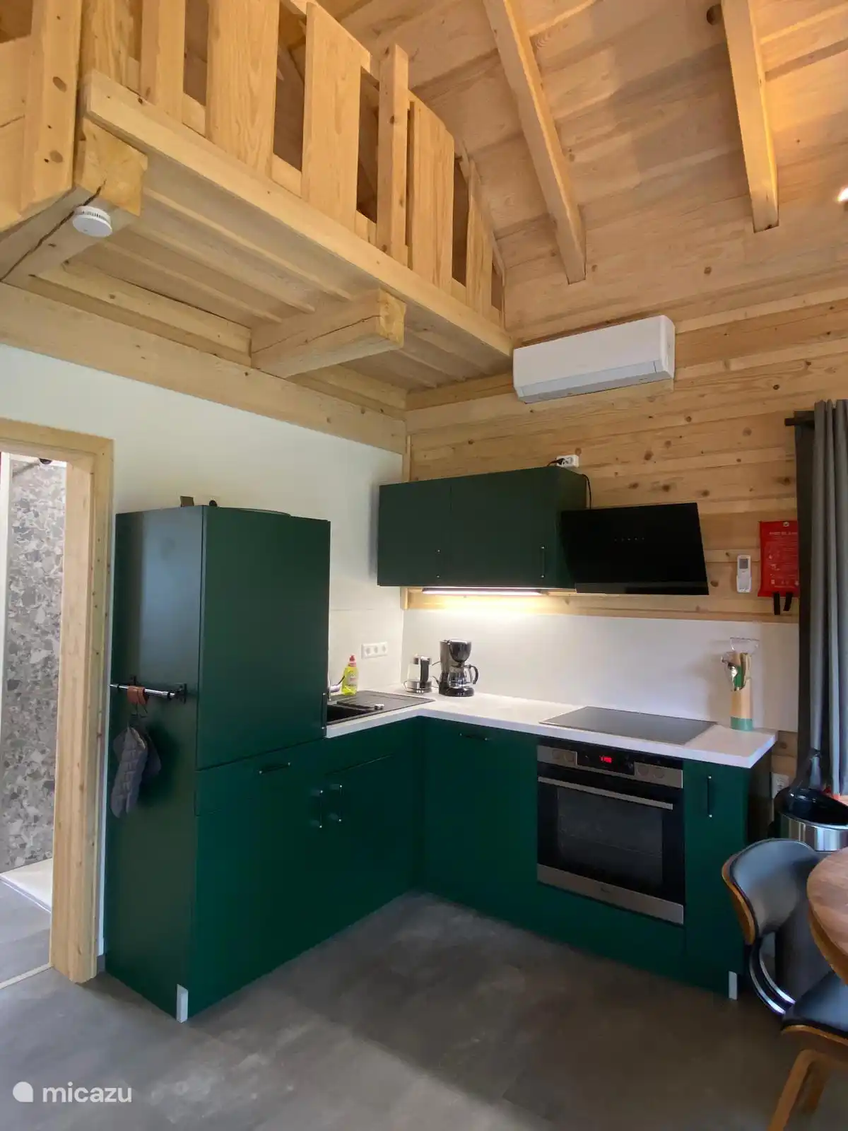 kitchen, fridge with freezer, dishwasher, oven, ceramic hob.